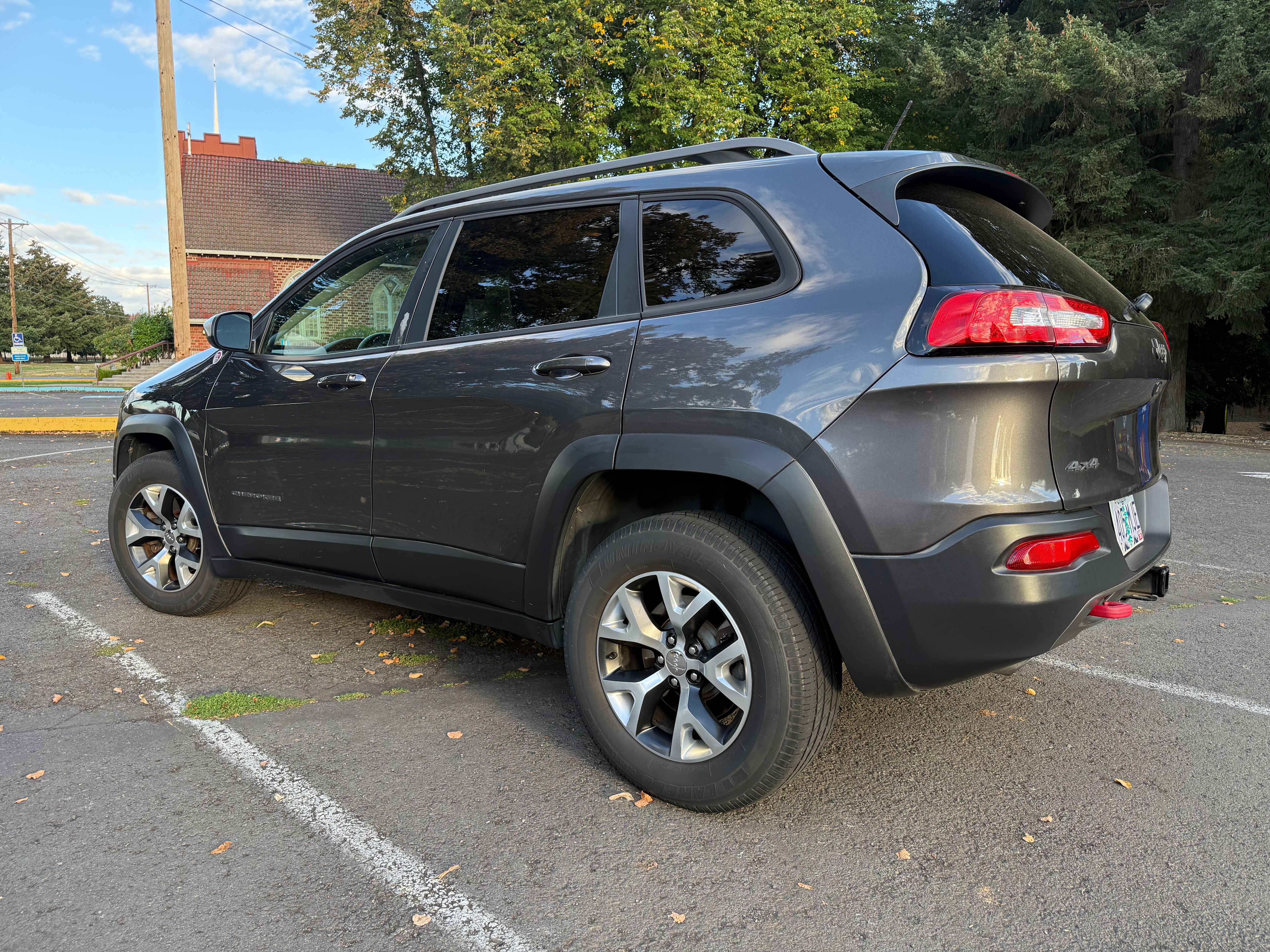 Used 2015 Jeep Cherokee Trailhawk w/ Cold Weather Group AWD/4WD image 4