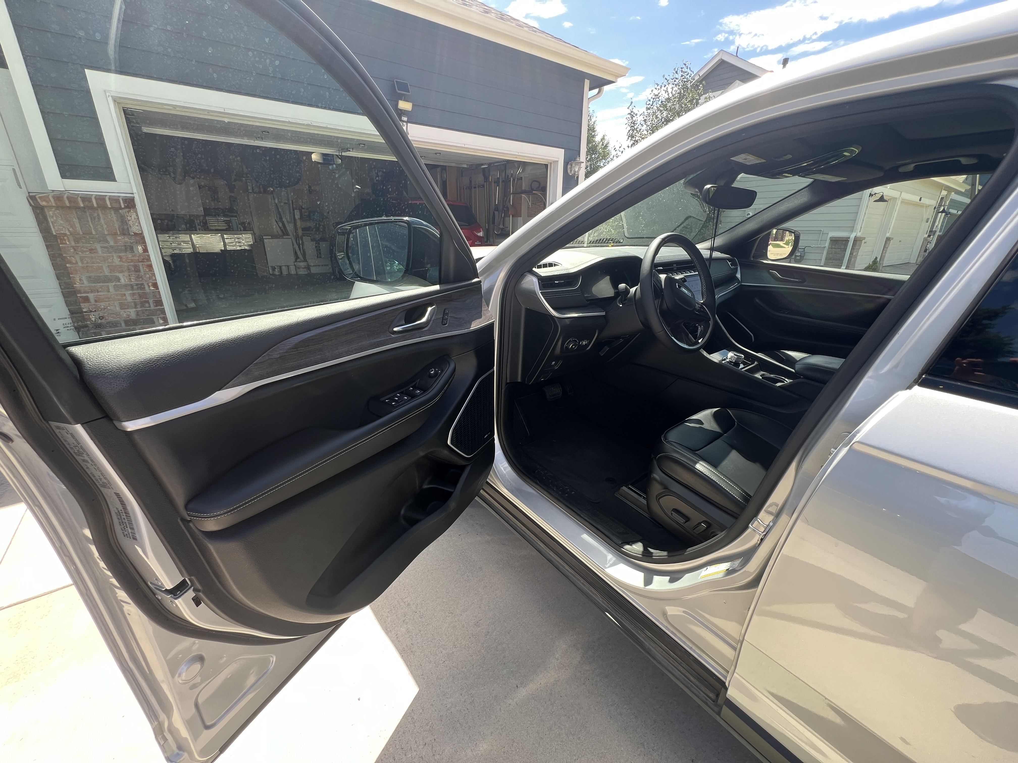 Used 2024 Jeep Grand Cherokee L Limited w/ Black Appearance Package AWD/4WD image 17