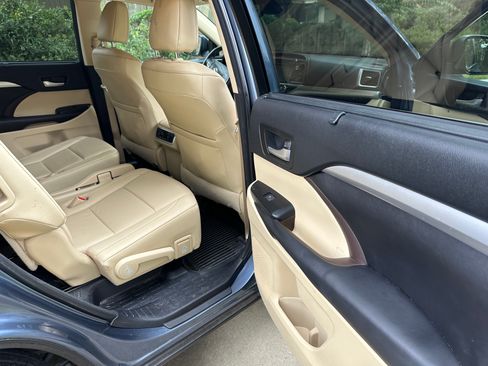 Used 2017 Toyota Highlander XLE image 11