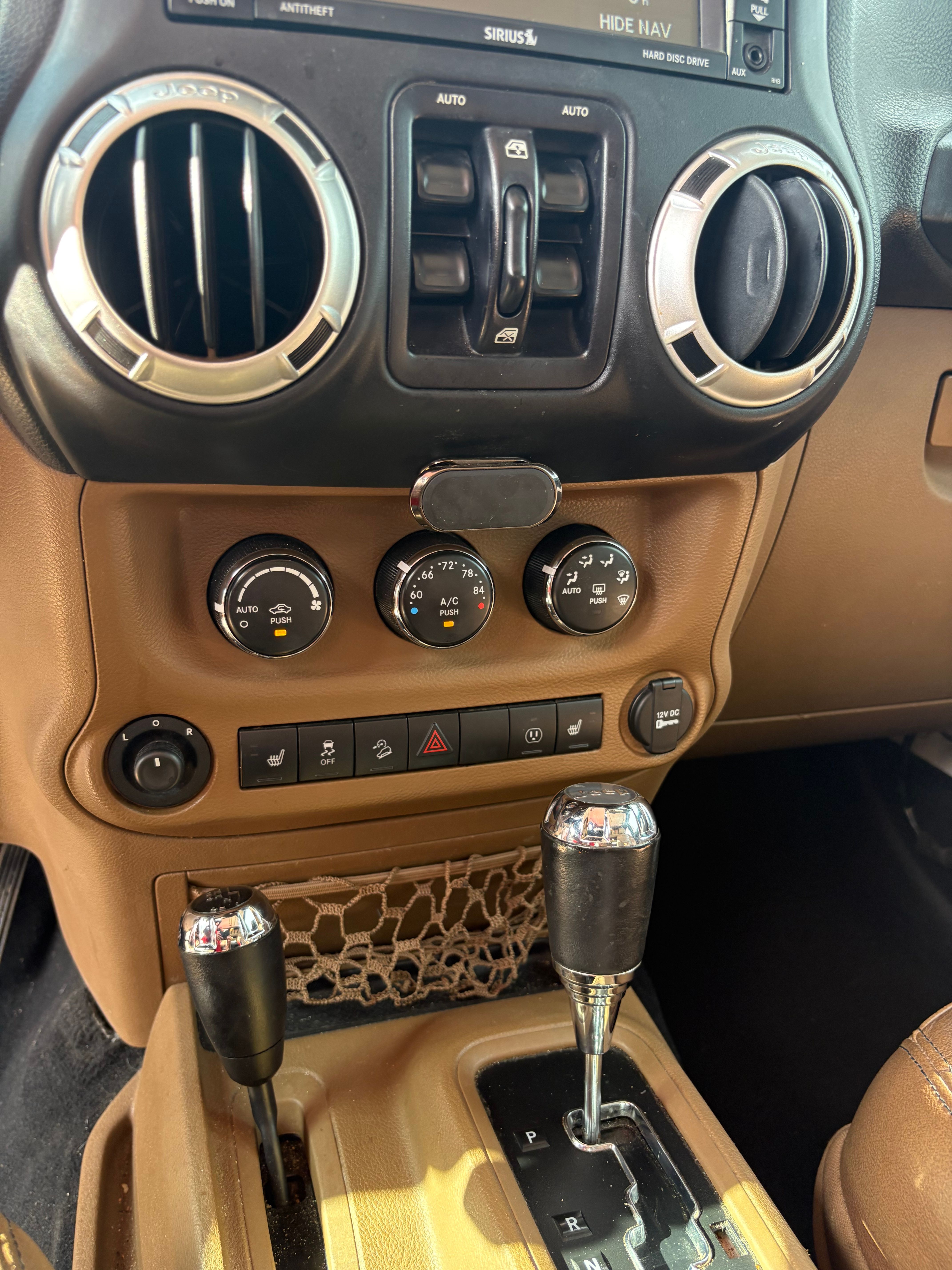 Used 2015 Jeep Wrangler Unlimited Rubicon w/ Connectivity Group AWD/4WD image 22