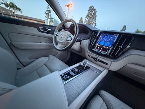 Used 2023 Volvo XC60 B5 Ultimate w/ Climate Package FWD image 5