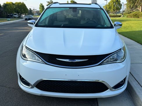 Used 2020 Chrysler Pacifica Limited image 4