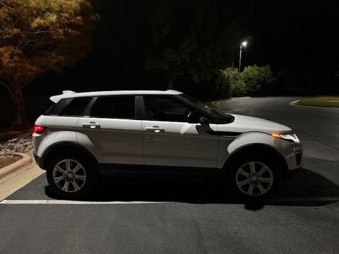 Used 2017 Land Rover Range Rover Evoque SE image 8