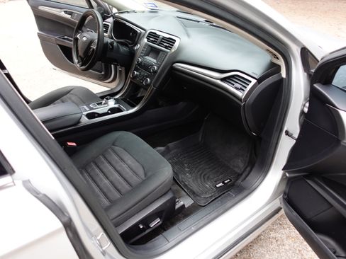 Used 2017 Ford Fusion SE image 16