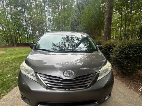 Used 2015 Toyota Sienna LE FWD image 4