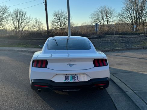 Used 2024 Ford Mustang Coupe image 4