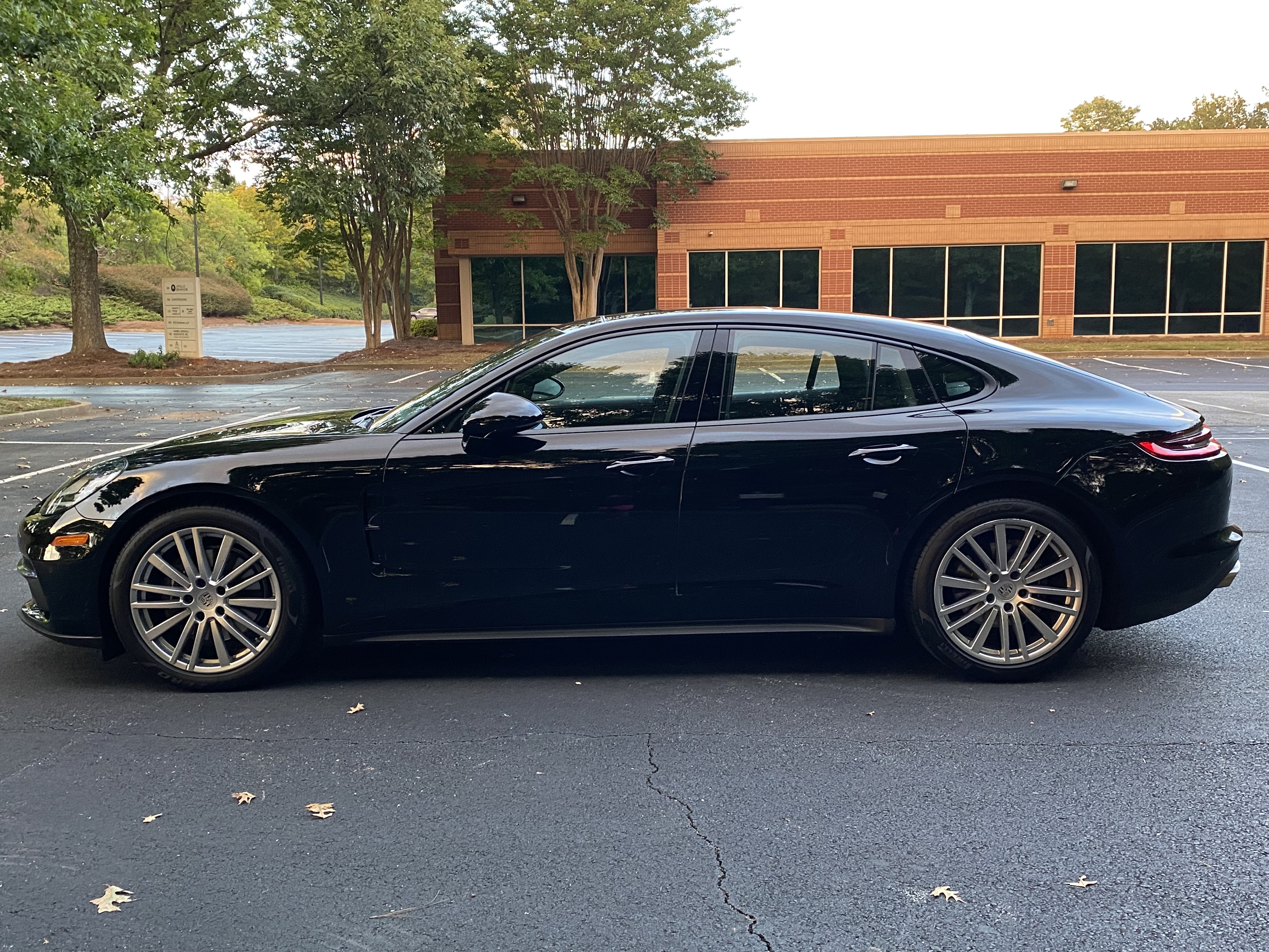 Used 2020 Porsche Panamera image 2