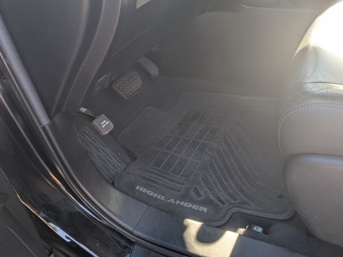 Used 2013 Toyota Highlander SE image 14