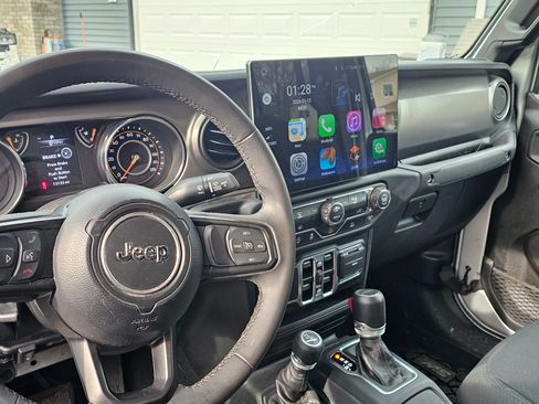 Used 2023 Jeep Gladiator Sport image 4