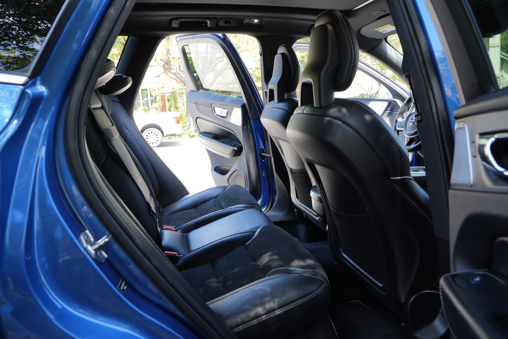 Used 2018 Volvo XC60 T6 R-Design w/ Convenience Package AWD/4WD image 14