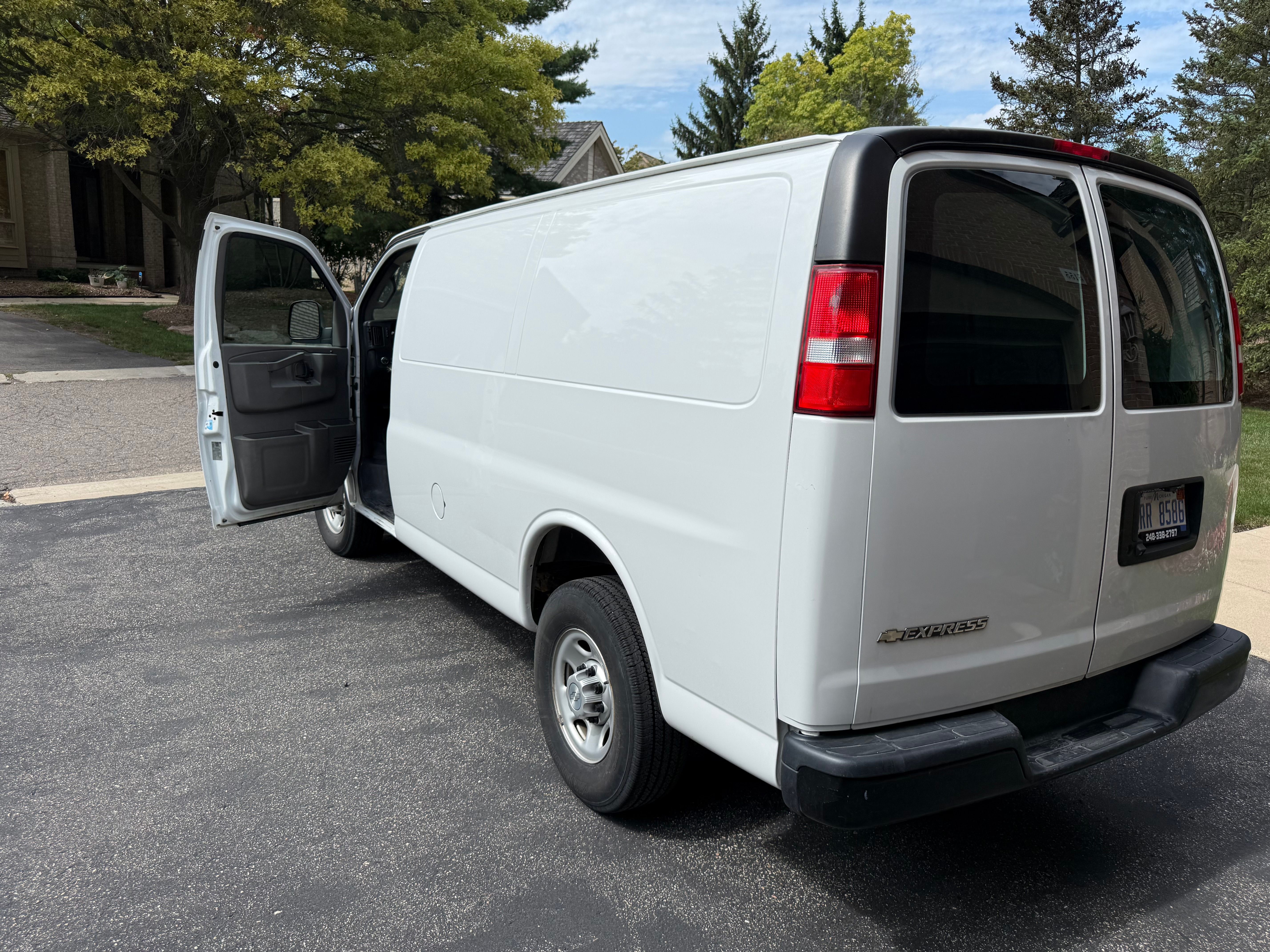 Used 2019 Chevrolet Express 2500 w/ Driver Convenience Package RWD image 16