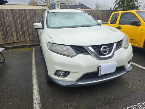 Used 2015 Nissan Rogue SV image 2