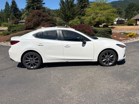 Used 2018 MAZDA MAZDA3 Touring FWD image 8