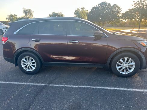 Used 2017 Kia Sorento LX w/ LX V6 Convenience Package FWD image 2