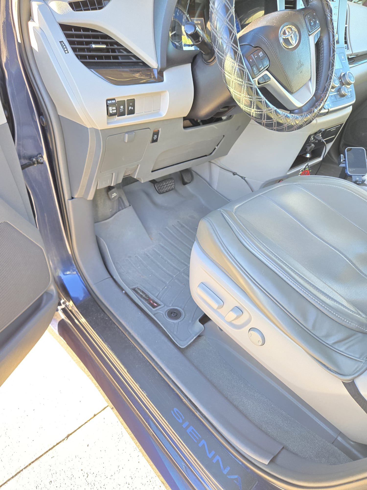 Used 2018 Toyota Sienna XLE w/ XLE Navigation Package FWD image 9