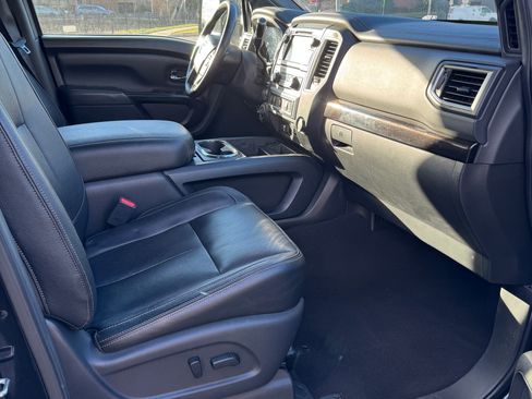 Used 2019 Nissan Titan SL w/ Midnight Edition image 9