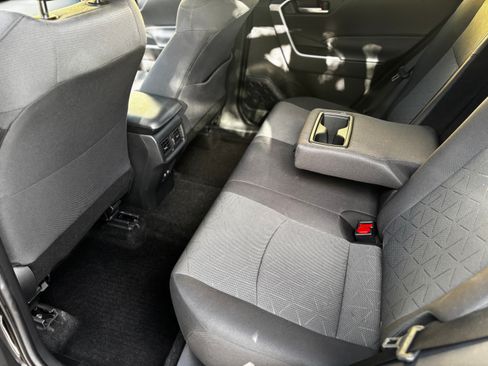 Used 2021 Toyota RAV4 XLE AWD/4WD image 18