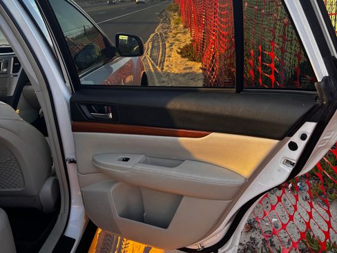 Used 2013 Subaru Outback 2.5i Limited w/ Moonroof Pkg image 8