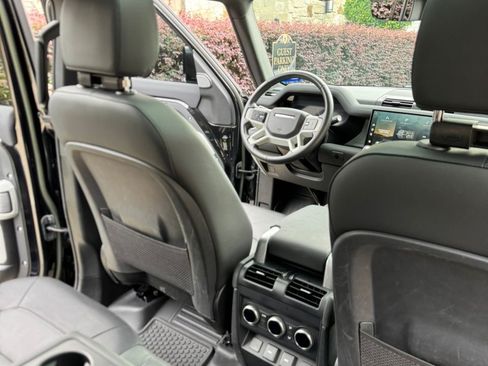 Used 2023 Land Rover Defender 130 X-Dynamic SE image 22