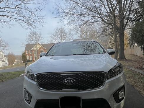 Used 2017 Kia Sorento SX image 2
