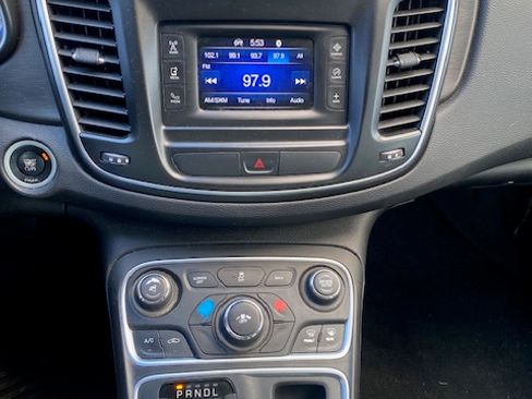 Used 2016 Chrysler 200 Limited w/ Convenience Group image 6