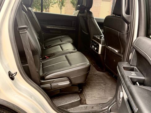 Used 2018 Ford Expedition XLT w/ Equipment Group 202A AWD/4WD image 9
