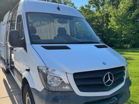 Used 2015 Mercedes-Benz Sprinter 2500 image 10