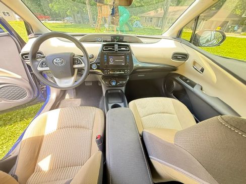 Used 2017 Toyota Prius Two w/ Prius Two Safety Plus Package FWD image 8