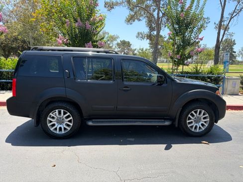 Used 2011 Nissan Pathfinder LE w/ Navigation Pkg AWD/4WD image 10