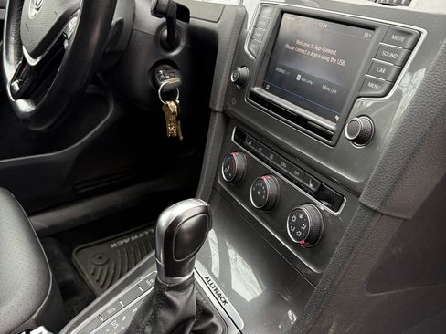 Used 2017 Volkswagen Golf Alltrack S image 10