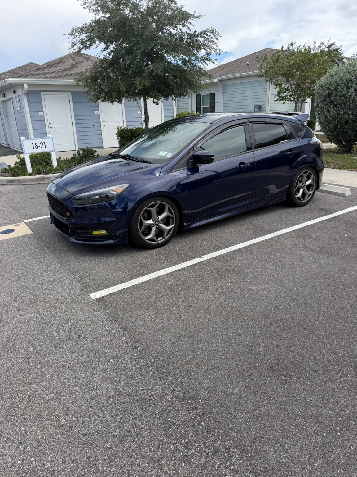 Used 2017 Ford Focus ST FWD image 1