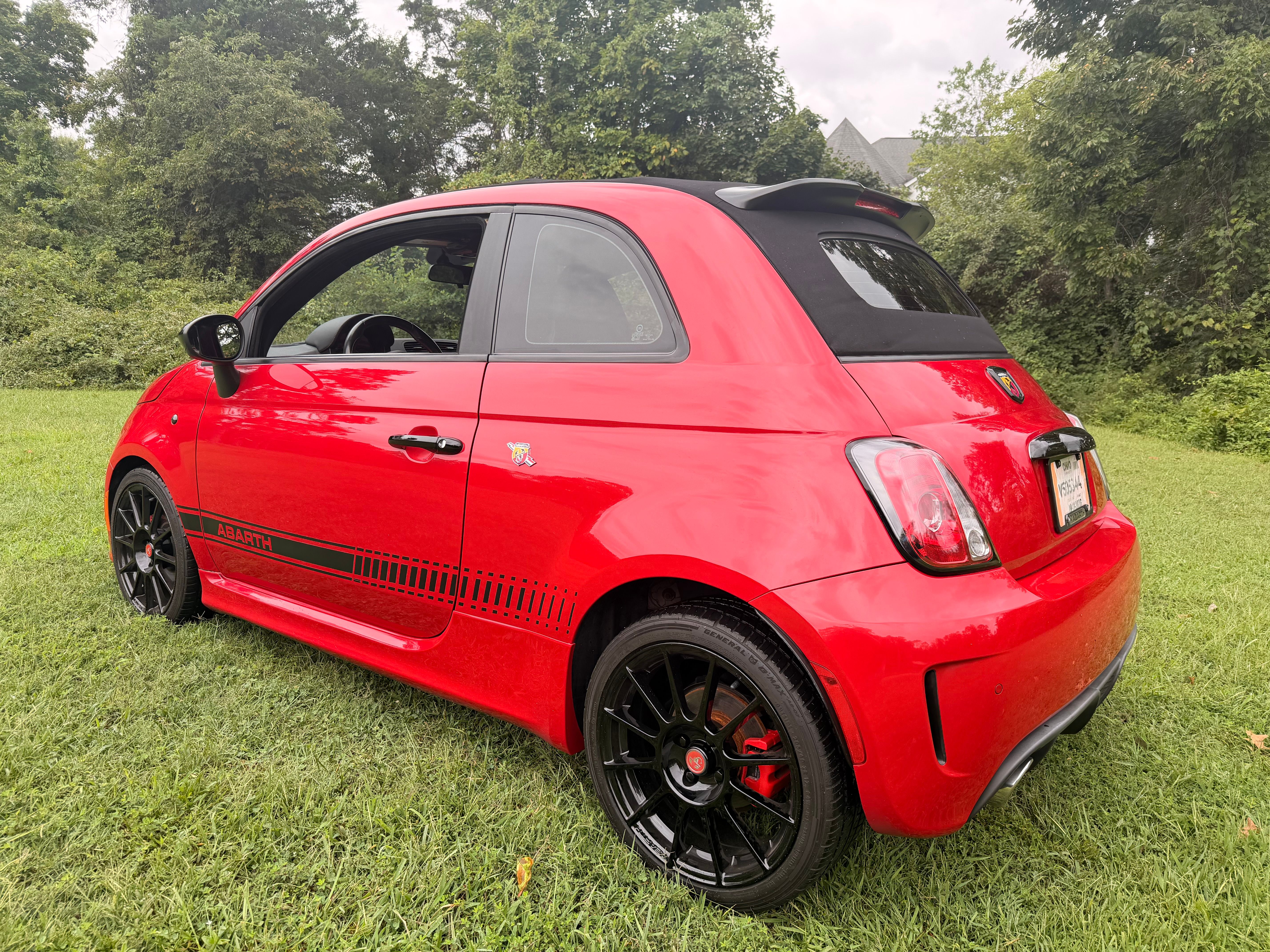 Used 2013 FIAT 500 Abarth w/ Beats Audio Pkg FWD image 4