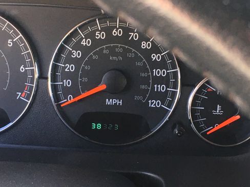 Used 2004 Chrysler Sebring LXi FWD image 11