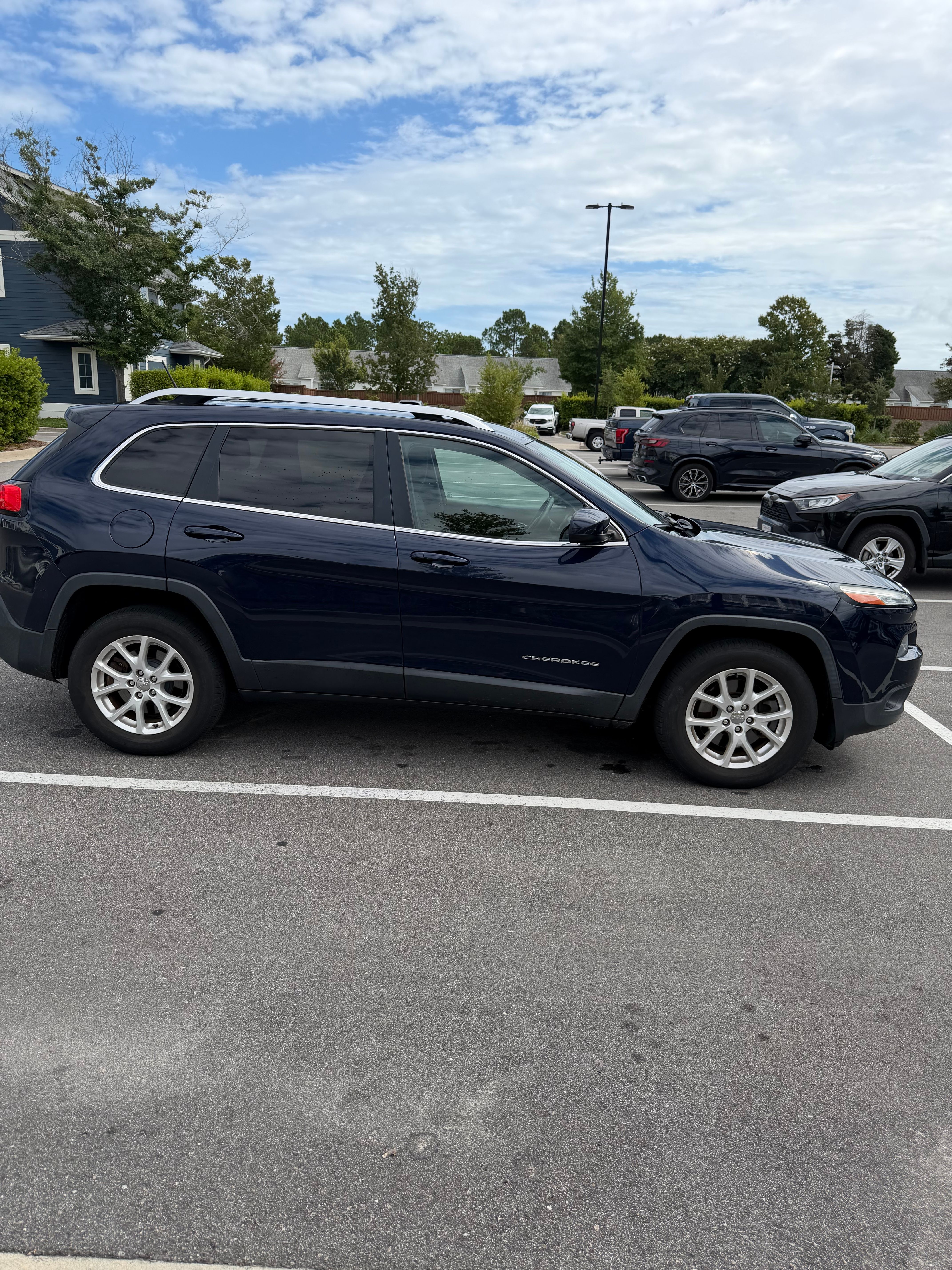 Used 2015 Jeep Cherokee Latitude w/ Cold Weather Group AWD/4WD image 6