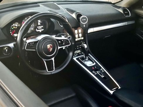 Used 2017 Porsche 718 Boxster S image 9