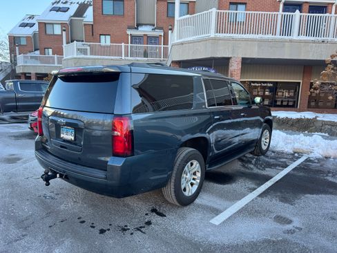 Used 2019 Chevrolet Suburban LT image 2