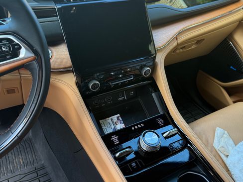 Used 2025 Jeep Grand Cherokee Summit image 9