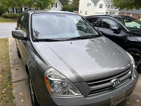 Used 2010 Kia Sedona LX w/ PWR Pkg FWD image 4