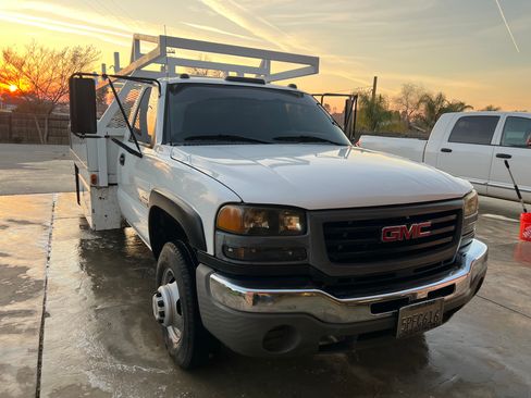 Used 2005 GMC Sierra 3500 W/T w/ Heavy-Duty Power Package image 8
