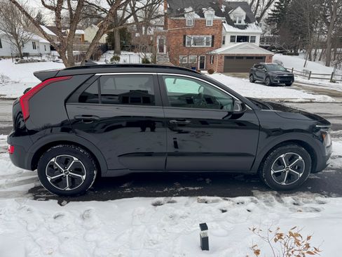 Used 2023 Kia Niro EX image 2
