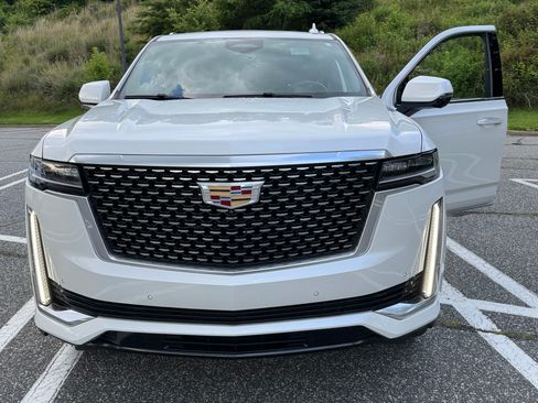 Used 2022 Cadillac Escalade Premium Luxury AWD/4WD image 12