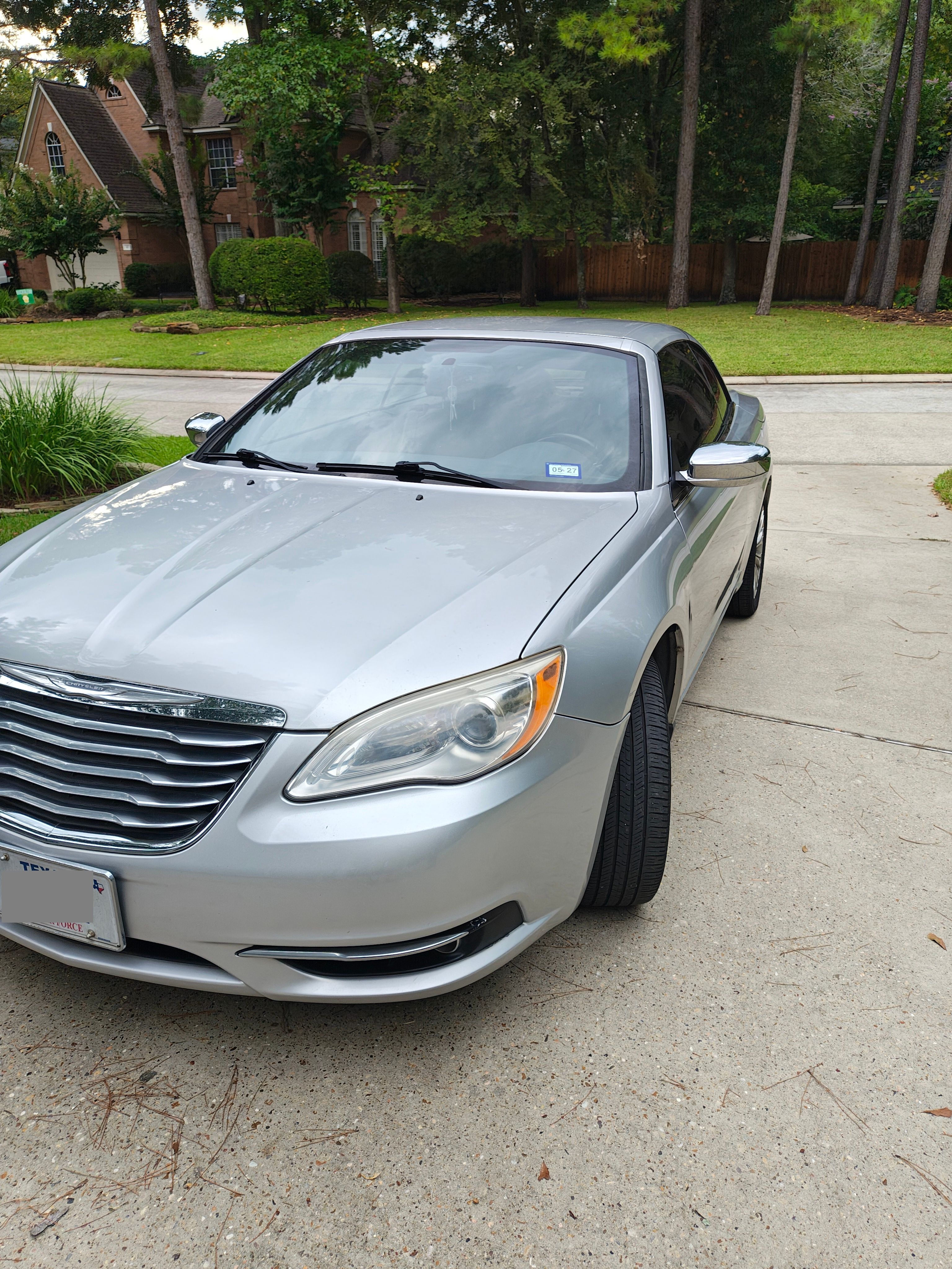 Used 2011 Chrysler 200 Limited FWD image 2