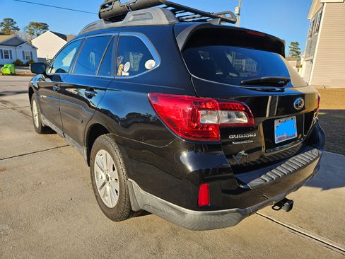 Used 2017 Subaru Outback 2.5i Premium image 12