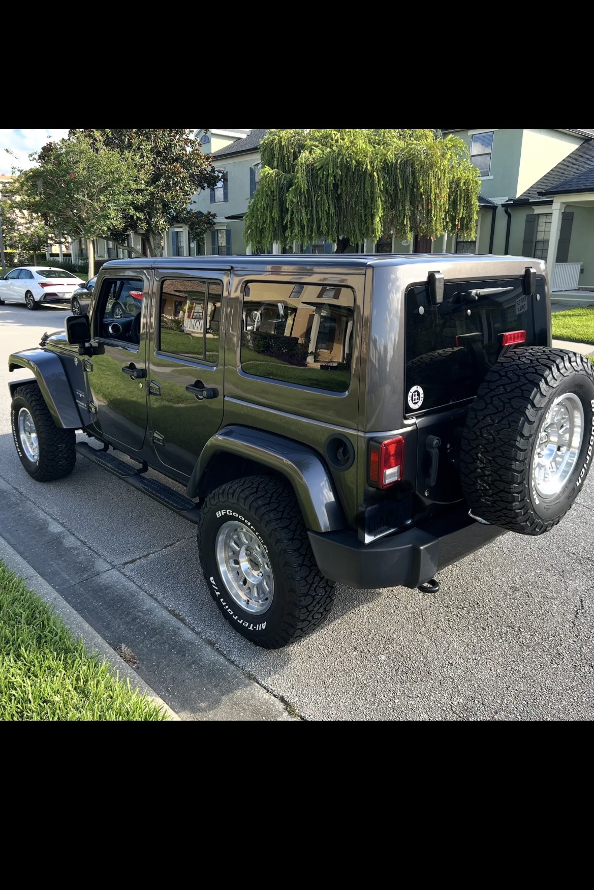 Used 2017 Jeep Wrangler Unlimited Sahara w/ Connectivity Group AWD/4WD image 16