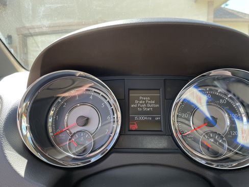 Used 2015 Chrysler Town & Country Touring w/ Driver Convenience Group FWD image 10