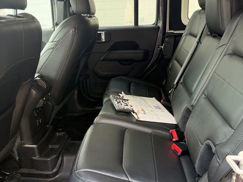 Used 2019 Jeep Wrangler Unlimited Sahara AWD/4WD image 9