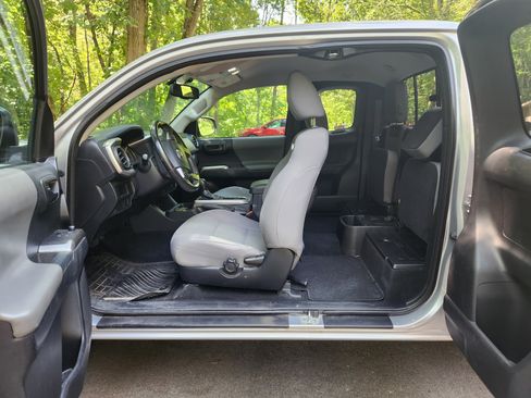 Used 2017 Toyota Tacoma SR5 image 11