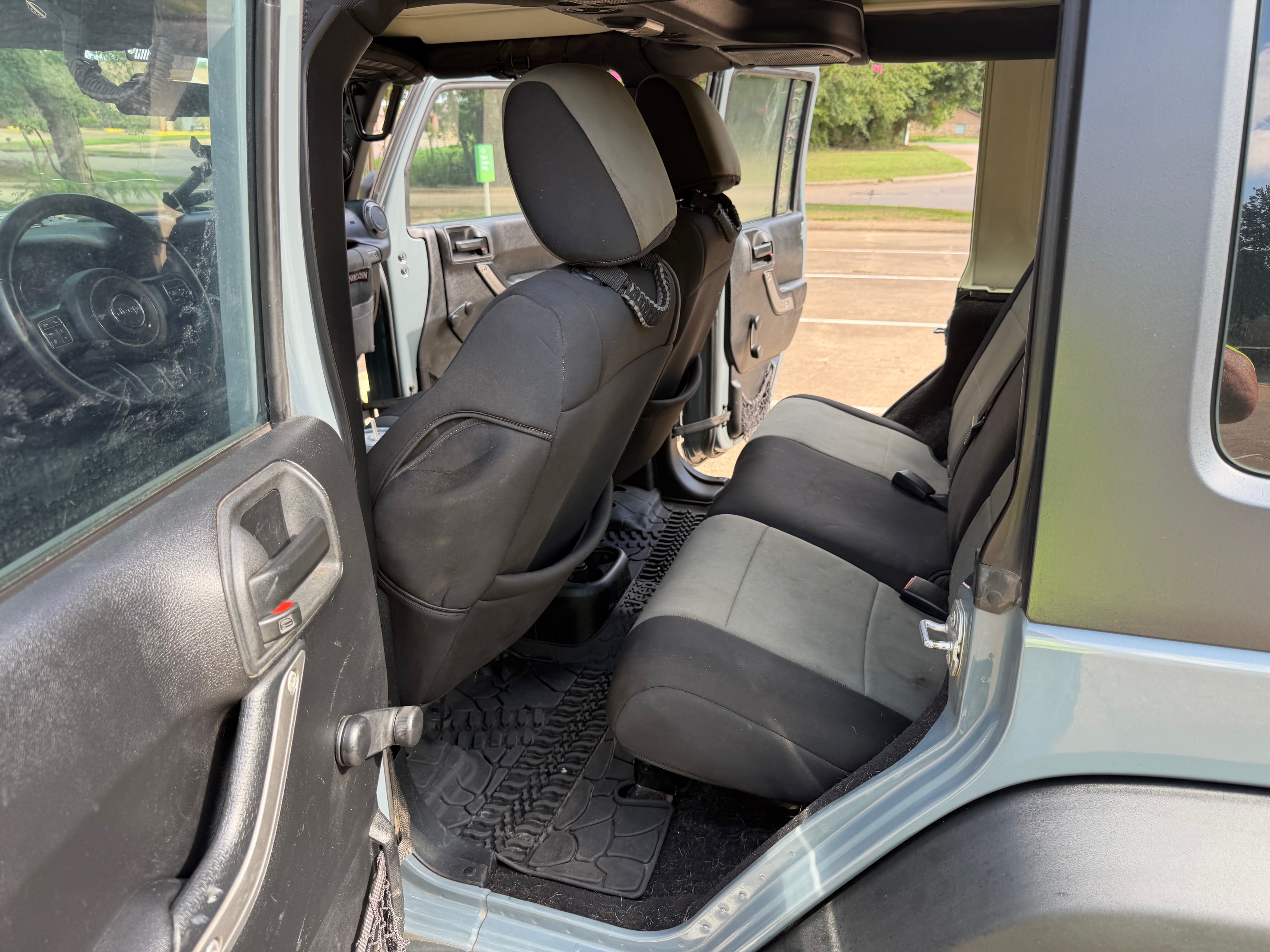 Used 2015 Jeep Wrangler Unlimited Sport w/ Connectivity Group AWD/4WD image 9
