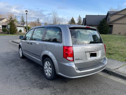 Used 2016 Dodge Grand Caravan image 2