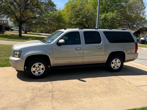 Used 2008 Chevrolet Suburban LT w/ LT Preferred Equipment Group image 2